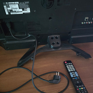 엘지 TV 32인치 풀HD 32LN5700 모니터로도 사용이 가능한 제품 5만원에 팝니다.