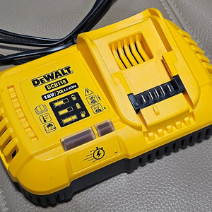 DCB118 디월트 20V 60V (18V-54V) 고속충전기