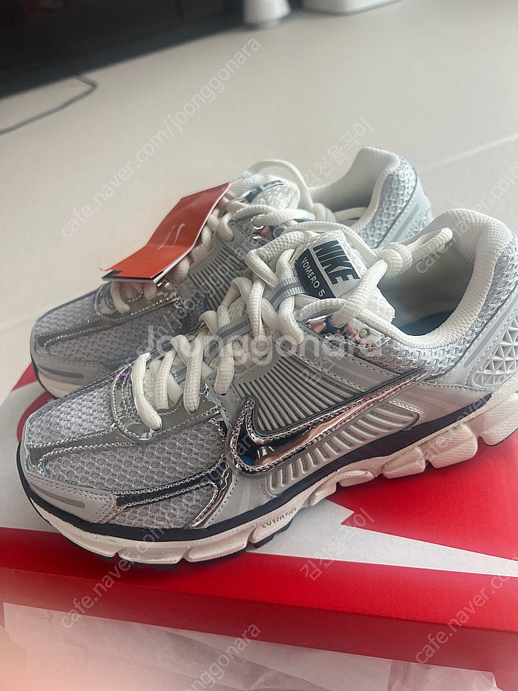 나이키 줌보메로5 메탈릭 실버 공홈구잎--3