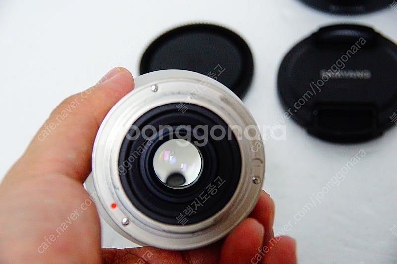 [소니용] 삼양 12mm f2.0 MF 실버 렌즈팝니다...--2