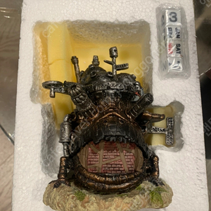 지브리 하울의 움직이는 성 만년 달력 팝니다. 민트급