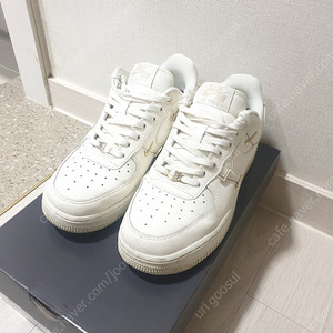 나이키 에어포스1 골드메탈 우먼 240