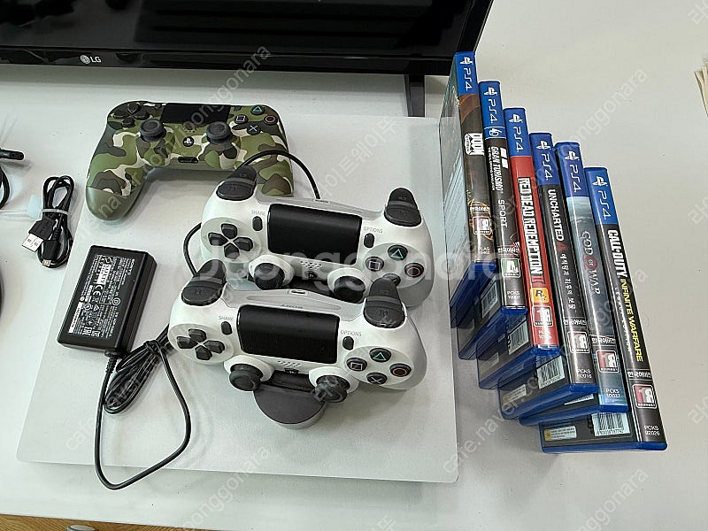 PS4프로(CUH‑7117B)+게임타이틀7개+32“TV...--2