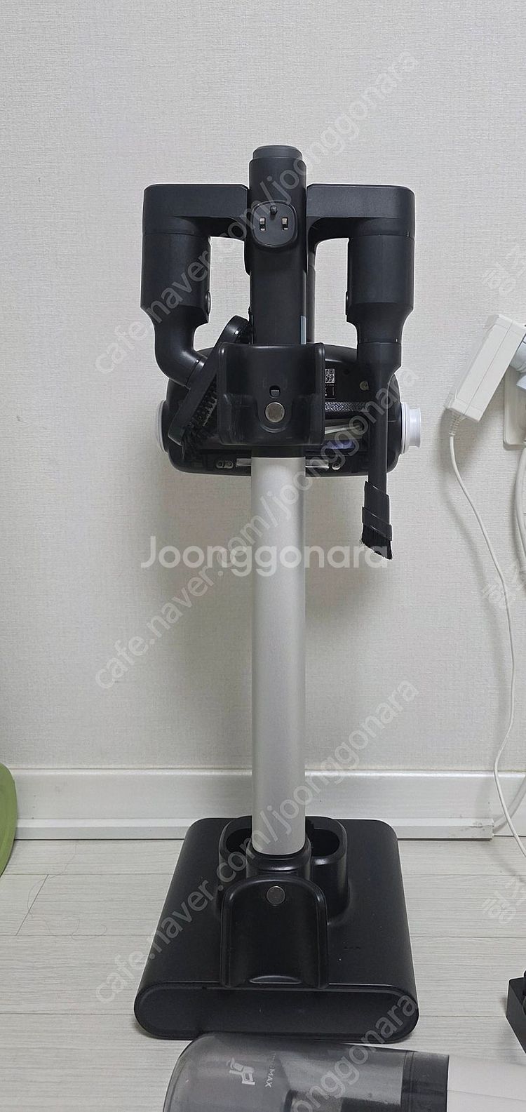 일렉트로룩스 얼티밋홈 900 청소기 본체와 충전 거치대...--0