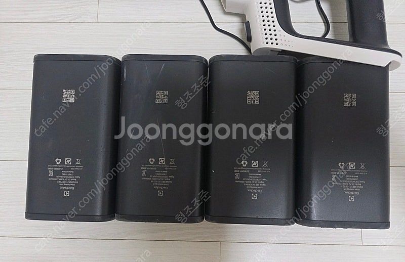 일렉트로룩스 얼티밋홈 900 청소기 본체와 충전 거치대...--2
