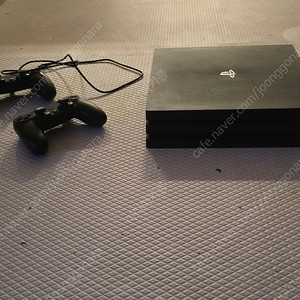 ps4 pro 중고 판매합니다! 패드 2개입니당~~~