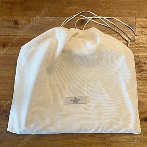 발렌티노 VLTN 로고 락스터드 클러치백