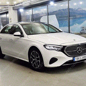 벤츠 E클래스 중고 벤츠 중고 승용차 흰색 2025년식 81km E200 아방가르드 수원중고차