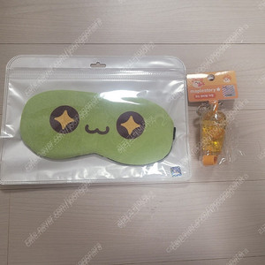 메이플 미개봉 굿즈 팝니다. 각 2만5000원 (안대, 키링)