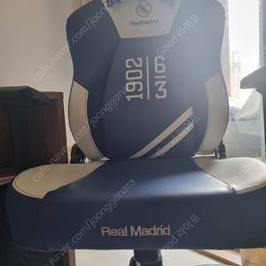 제닉스 Realmadrid Premium Chair 게이밍 컴퓨터 의자 (레알 마드리드 프리미엄 의자-흰,파)