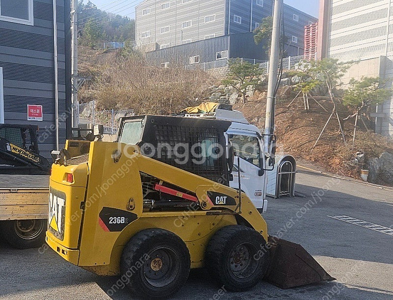 캐타필라 스키드로더 236B2--1