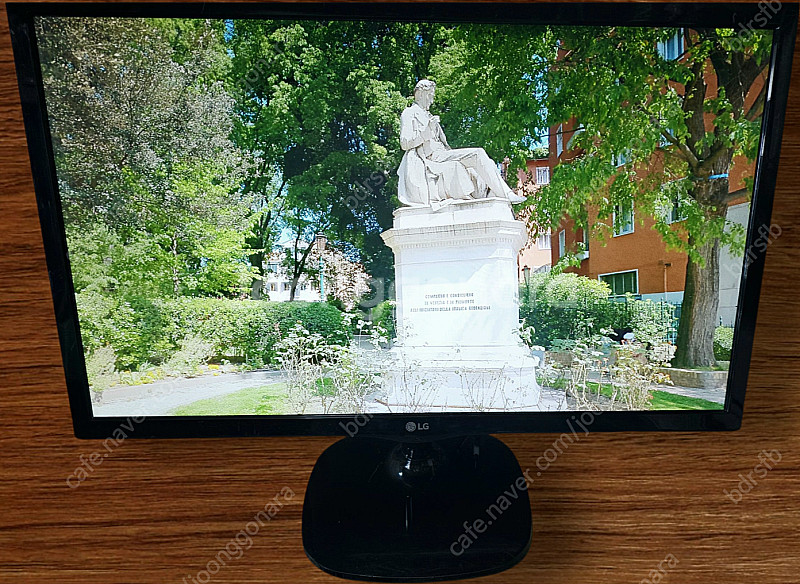 LG 24인치 LED 모니터 24M49VQ 팝니다--0