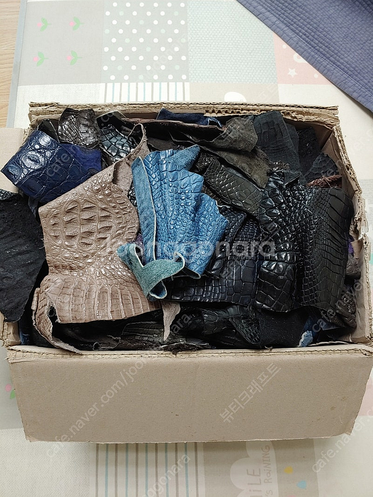 가죽공예 악어가죽 자투리 모음 한박스 입니다--0
