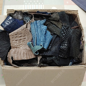 가죽공예 악어가죽 자투리 모음 한박스 입니다