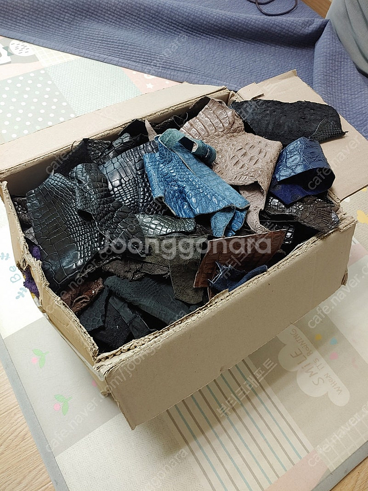 가죽공예 악어가죽 자투리 모음 한박스 입니다--2