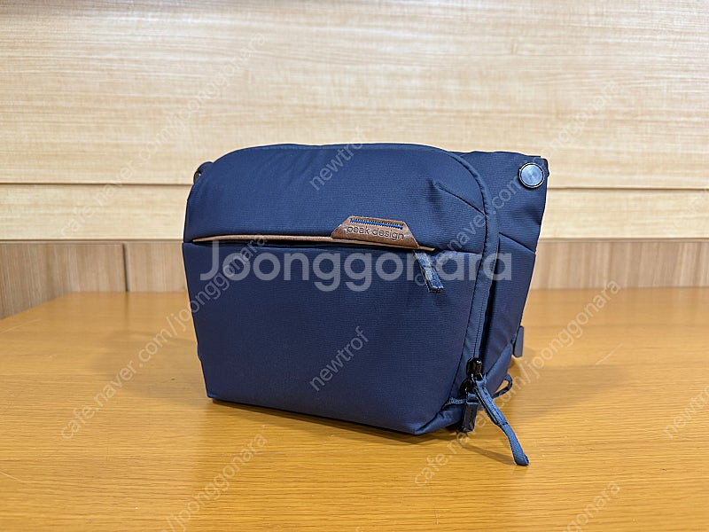 픽디자인 슬링백 6L 네이비 판매합니다--0