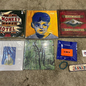 잔나비 lp 전집 일괄 1•2•3집, 소곡집 1•2집, 리커넥트 카세트, 넌센스2 미개봉 CD 2개, 기타 스티커와 MD