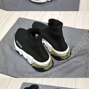 발렌시아가 스피드러너 에어 35 팝니다.​