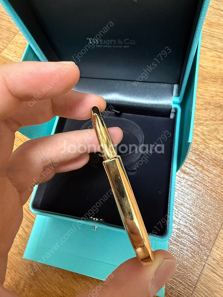 티파니앤코) 18K 로즈골드 락 뱅글 M사이즈 판매합니...--2