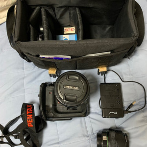 펜탁스 K10D+세로그립 및 펜탁스 12-24mm 렌즈, 펜탁스 18-45mm 렌즈 일괄팝니다.