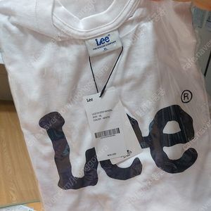 Lee티셔츠 화이트색상...xl사이즈...새상품...100% 매장정품...택 그대로 달려 있어여...총 2장 있습니다...택포 21000원