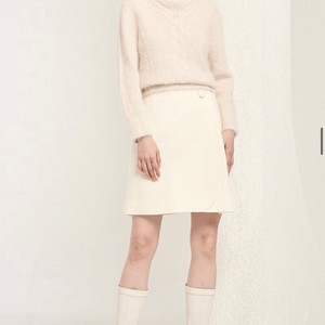 MINE 마인 22fw 백 리본 스트랩 헤어리 니트 탑 90