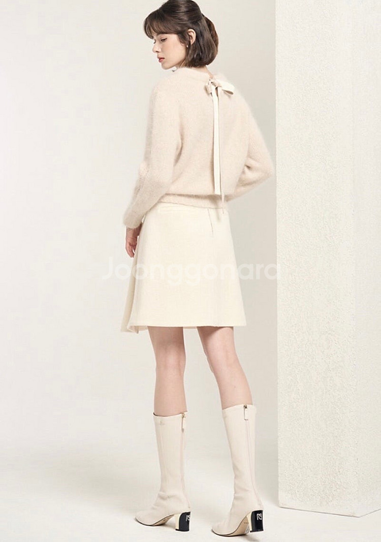 MINE 마인 22fw 백 리본 스트랩 헤어리 니트 탑 90--1