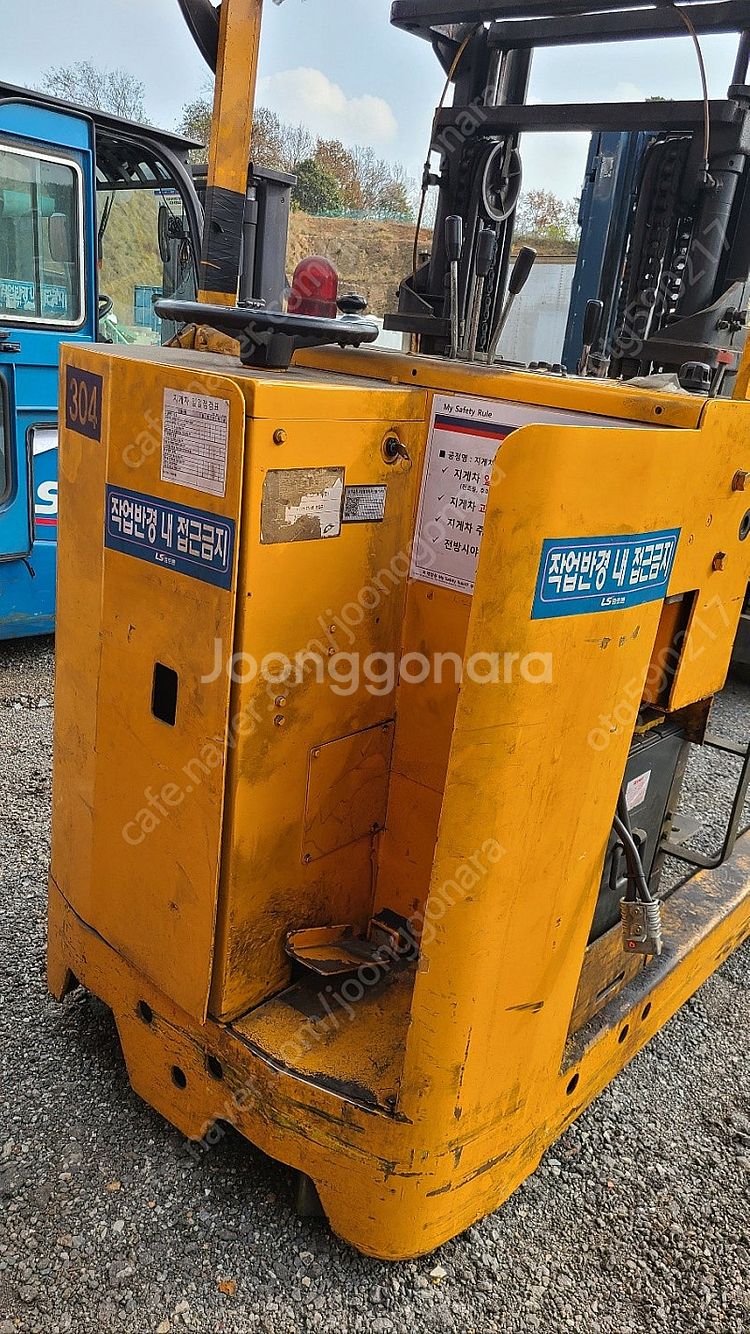 입식 전동지게차 밧데리방전 충전기 없음--1