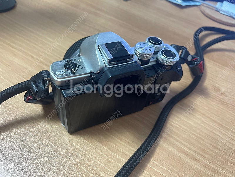 올림푸스 미러리스 카메라 OM-D E-M10 마크2 (45.8 ,20.7 ,7아티산 어안렌즈 카메라가방) 팝니다--1