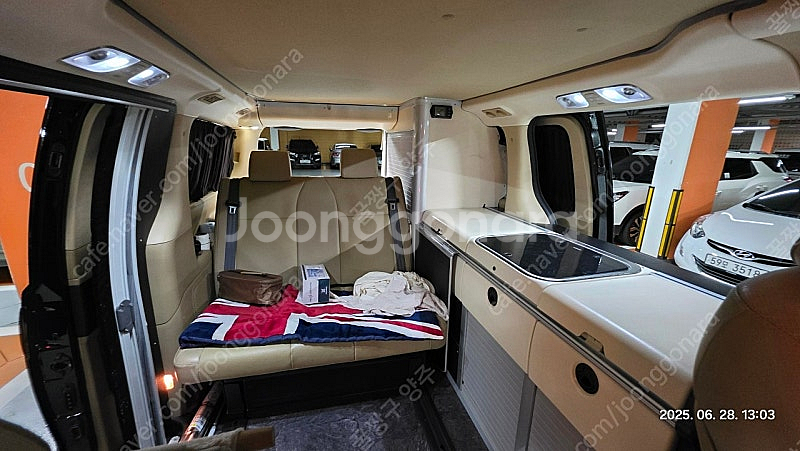 스타렉스현대순정캠핑카.20년7월.4WD.7만K. 검정색.상태최강 .판매합니다--8