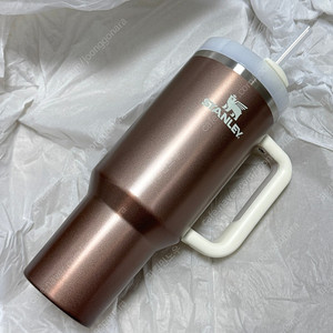 스탠리 퀜처 H2.0 플로우스테이트 텀블러 로즈쿼츠 글로우 1.18L 빨대 물병 새제품 팝니다.