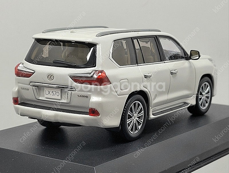 1:43 교쇼 렉서스 LX 570 화이트, 블랙, 블루...--2