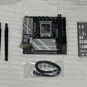 무상기간 남은 ASROCK Z690 ITX wifi ddr4 메인보드 판매합니다.