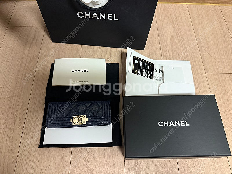 (정품) 샤넬 보이 카드 지갑 진네이비 색상 판매합니다--0