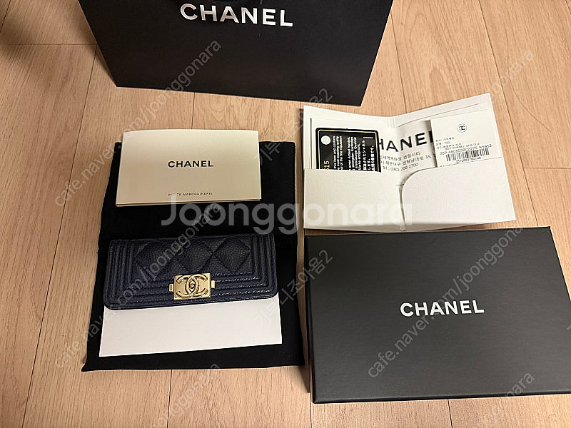 (정품) 샤넬 보이 카드 지갑 진네이비 색상 판매합니다--1