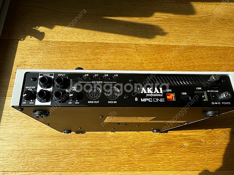 AKAI MPC One Retro Edition--4