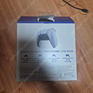 PS5 듀얼센스 무선 컨트롤러 화이트 제품 팝니다.