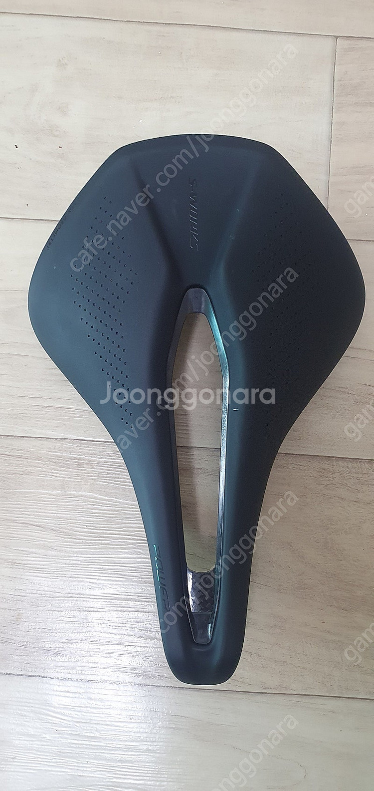 거의 새것 에스웍스 파워 안장 155mm 팝니다.--0