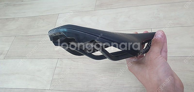 거의 새것 에스웍스 파워 안장 155mm 팝니다.--4