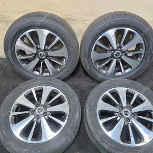 뉴코란도C 순정 18인치휠타이어 상태는 사진참고 235 55 18 오페라 SUV 24년생산 80%~ 235 55 18 크루젠 프리미엄 교체권장 한대분 일괄 30만원