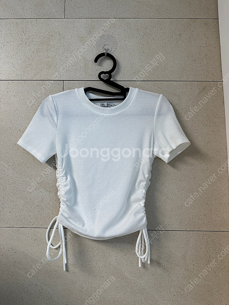 에스파 윈터가 입은 크롭 사이드 셔링티--0