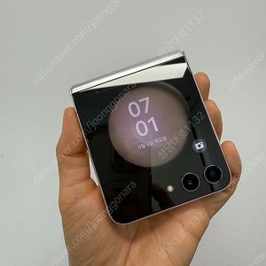 F731 갤럭시 Z플립5 화이트 512기가 35만 판매합니다.
