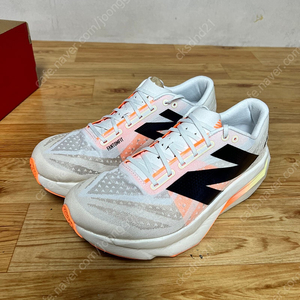 뉴발란스 엘리트 v4 선라이즈 와이드(2e) 275사이즈 판매합니다. 마일리지 6.14km