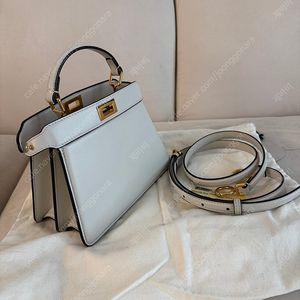 알라이아 백,샤넬트위드자켓,펜디 피카부백,샤넬 원피스,에르메스,몽클레어,톰브라운,등 판매해요