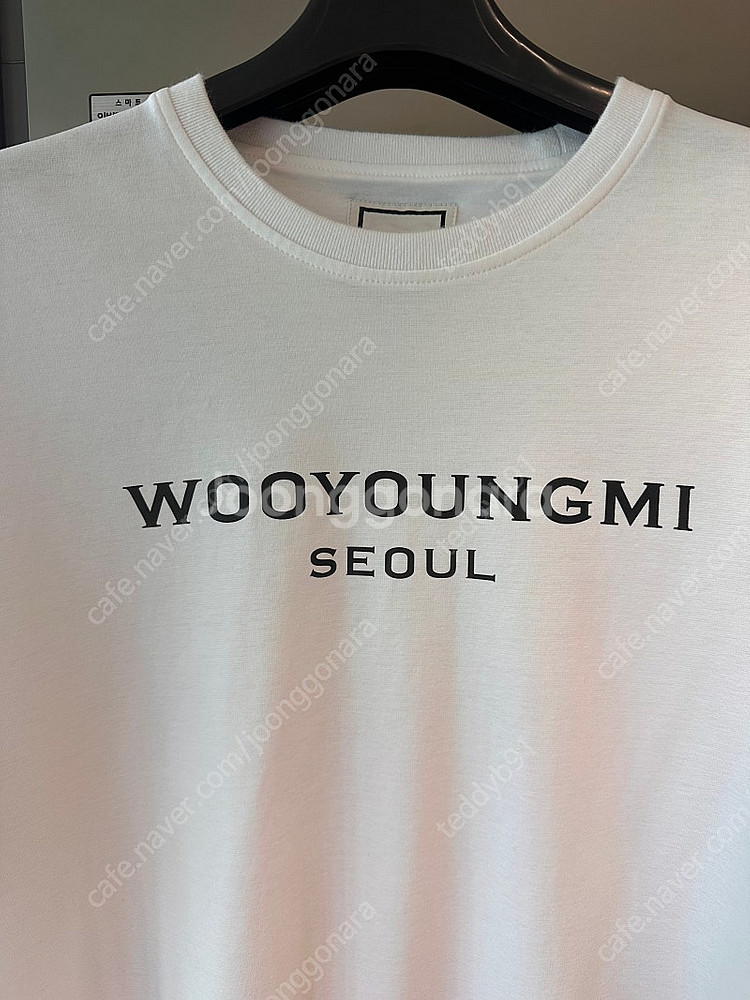 우영미 프론트 로고 화이트 반팔 50--1