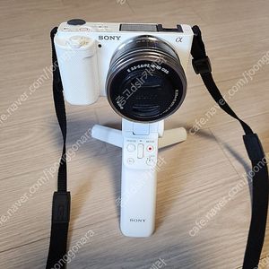 소니 정품 zv-e10 화이트 바디 + 16-50mm 번들렌즈 + gp-vpt2bt 슈팅그립 셋트로 판매합니다.