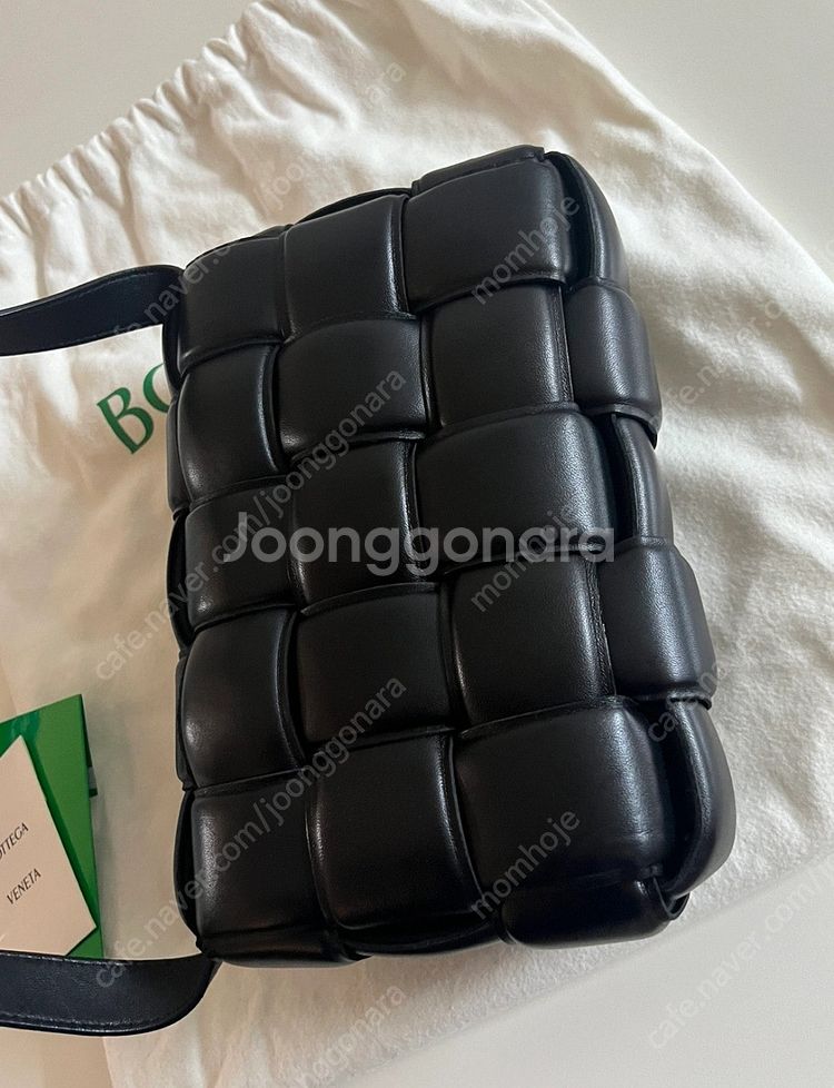 보테가베네타 블랙 은장 패디드카세트 클래식사이즈--1