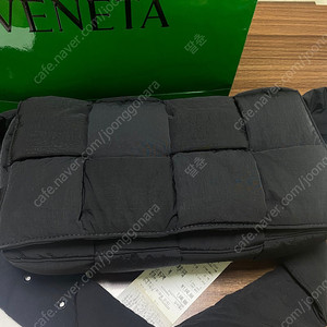 보테가베네타 패디드 카세트백 M