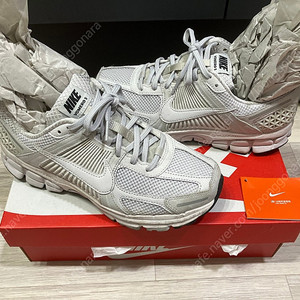 나이키 줌 보메로5 바스트그레이 240us6