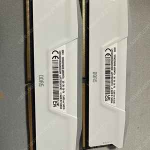 커세어 벤전스 DDR5-6000 CL30 32GB(16x2) 화이트 팝니다.